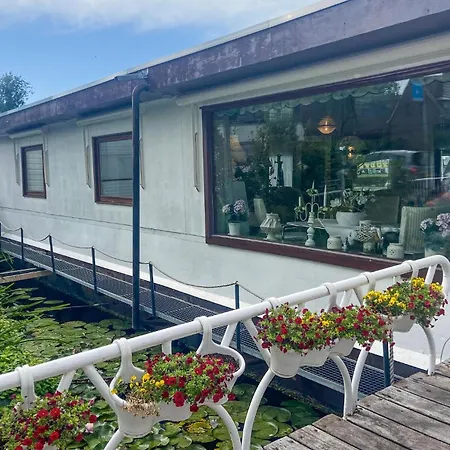 Hotel en barco Amazing Ship In With Wifi 3*