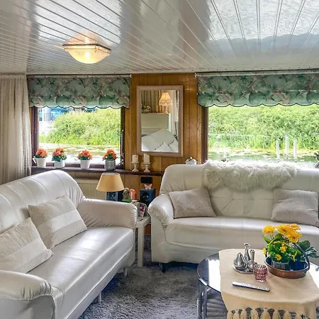 Beautiful Ship-boat In With Wifi And 2 Bedrooms