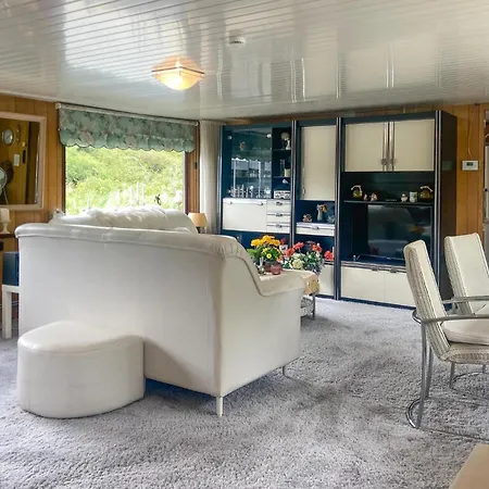 Beautiful Ship-boat In With Wifi And 2 Bedrooms
