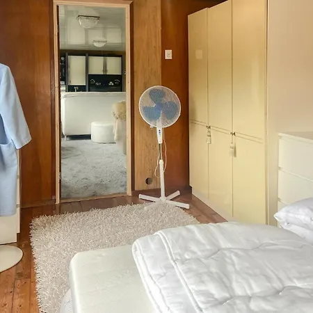 Beautiful Ship-boat In With Wifi And 2 Bedrooms 보트호텔 *